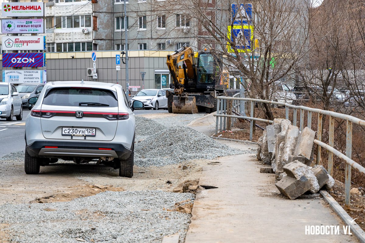 На Ладыгина для прокладки коммуникаций перекопали дорогу На Ладыгина для прокладки коммуникаций перекопали дорогу