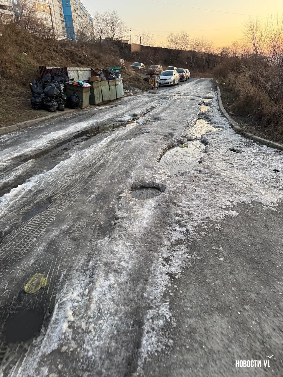 На Луговой, 66 во Владивостоке уже около двух месяцев с косогора течёт вода На Луговой, 66 во Владивостоке уже около двух месяцев с косогора течёт вода