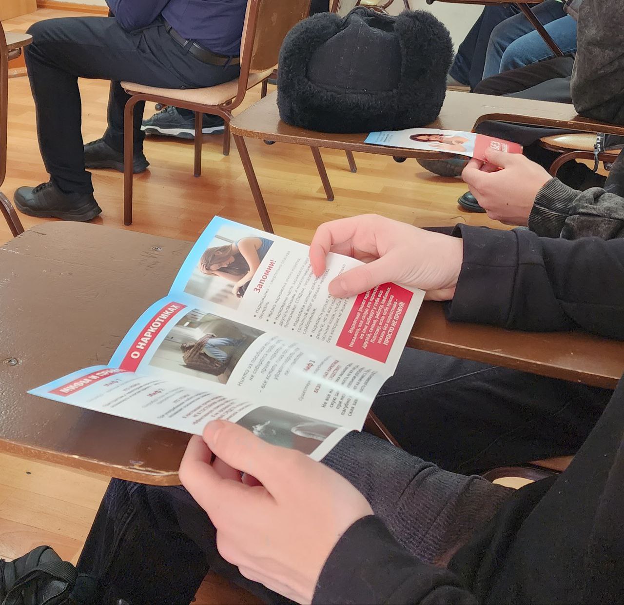 В рамках операции «Чистое поколение» транспортные полицейские и общественники Находки встретились с курсантами Дальневосточного мореходного училища В рамках операции «Чистое поколение» транспортные полицейские и общественники Находки встретились с курсантами Дальневосточного мореходного училища