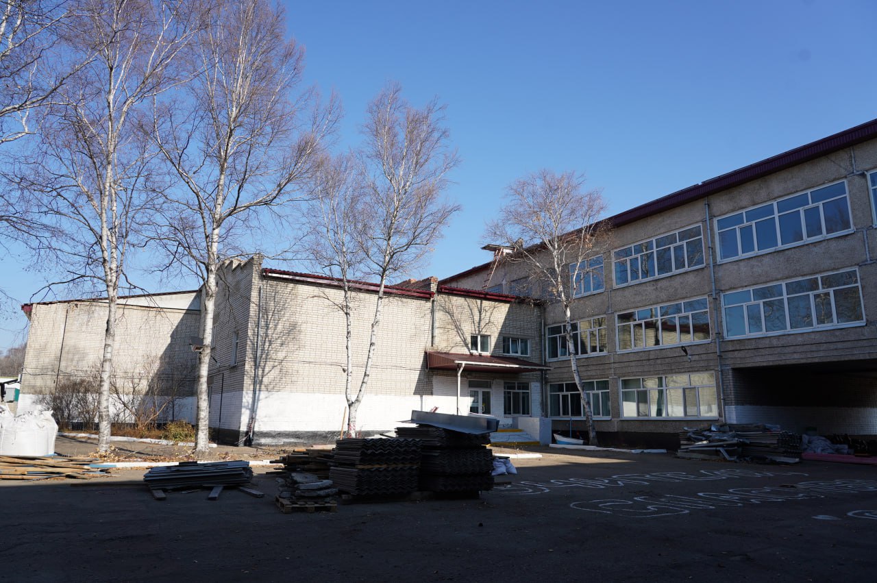 Евгений Корж: В школе № 16 по улице Амурской ведется ремонт кровли Евгений Корж: В школе № 16 по улице Амурской ведется ремонт кровли