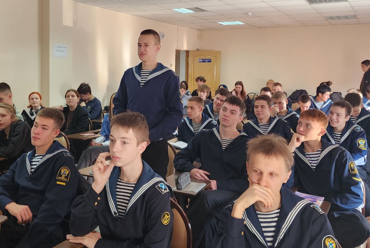 В рамках операции «Чистое поколение» транспортные полицейские и общественники Находки встретились с курсантами Дальневосточного мореходного училища В рамках операции «Чистое поколение» транспортные полицейские и общественники Находки встретились с курсантами Дальневосточного мореходного училища