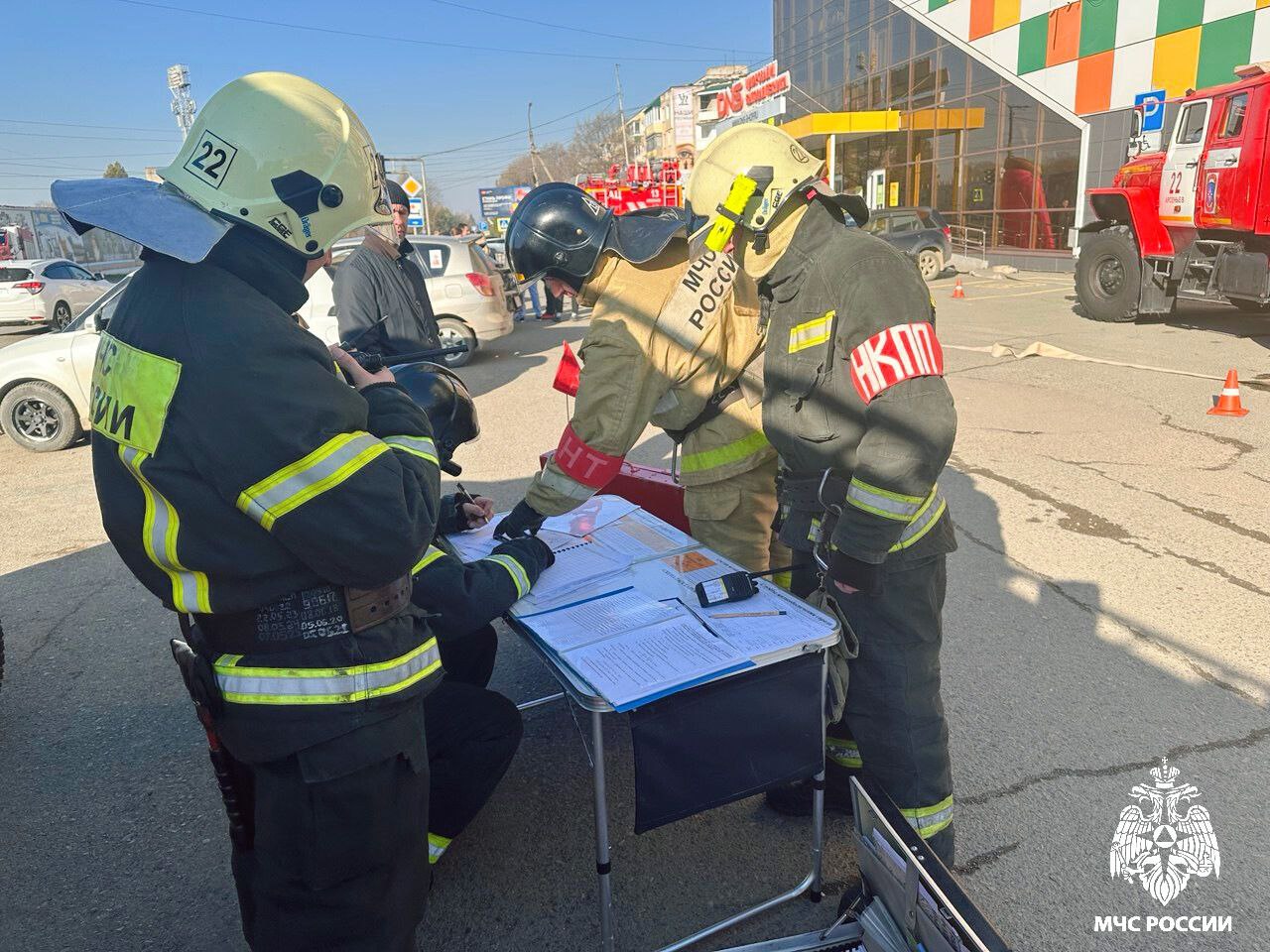 В Арсеньеве огнеборцы МЧС России провели пожарнотактические учения В Арсеньеве огнеборцы МЧС России провели пожарнотактические учения