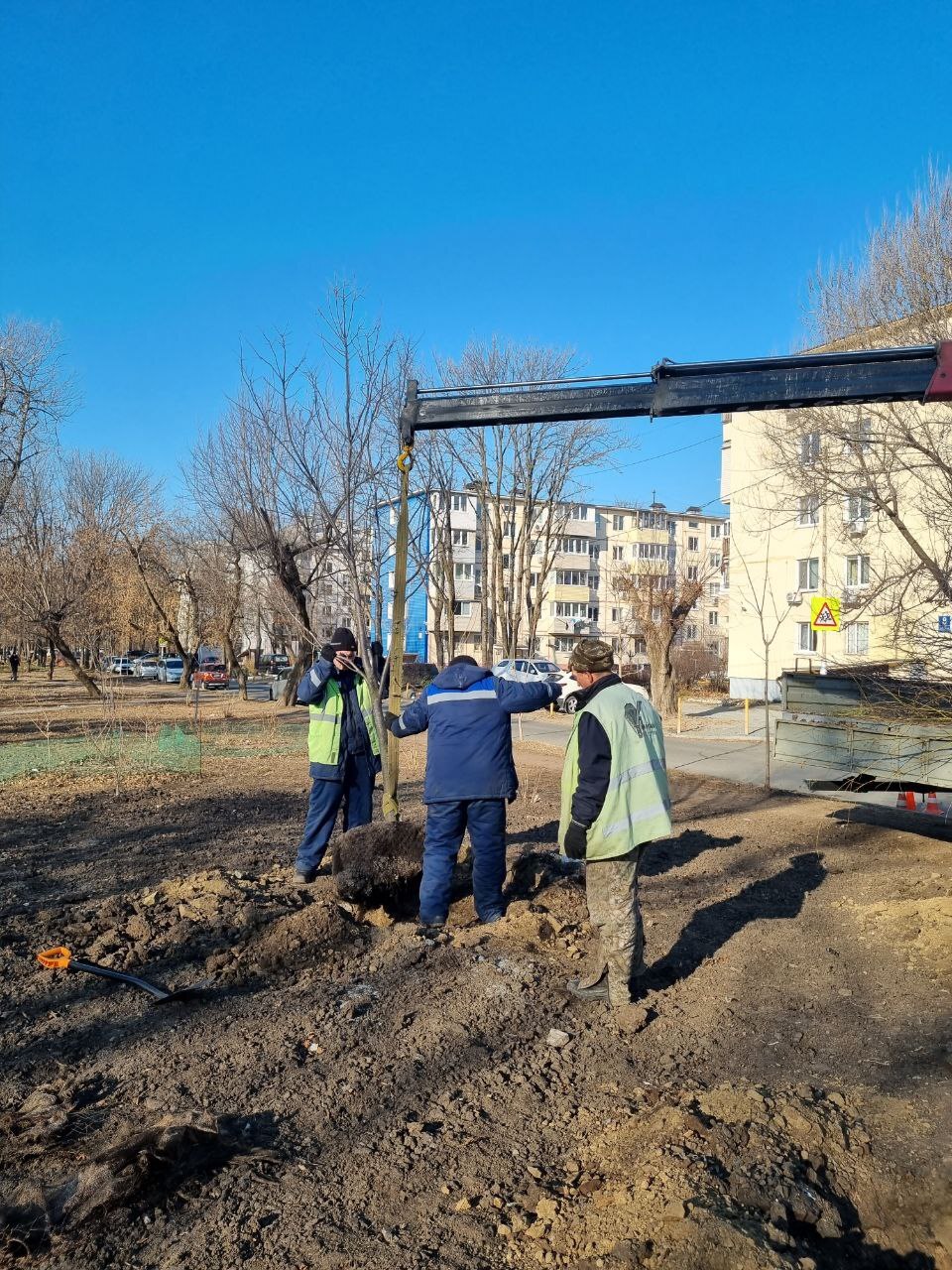 Наши рабочие завершили озеленение территории в районе дома № 8 на улице Кутузова, начатое весной текущего года Наши рабочие завершили озеленение территории в районе дома № 8 на улице Кутузова, начатое весной текущего года
