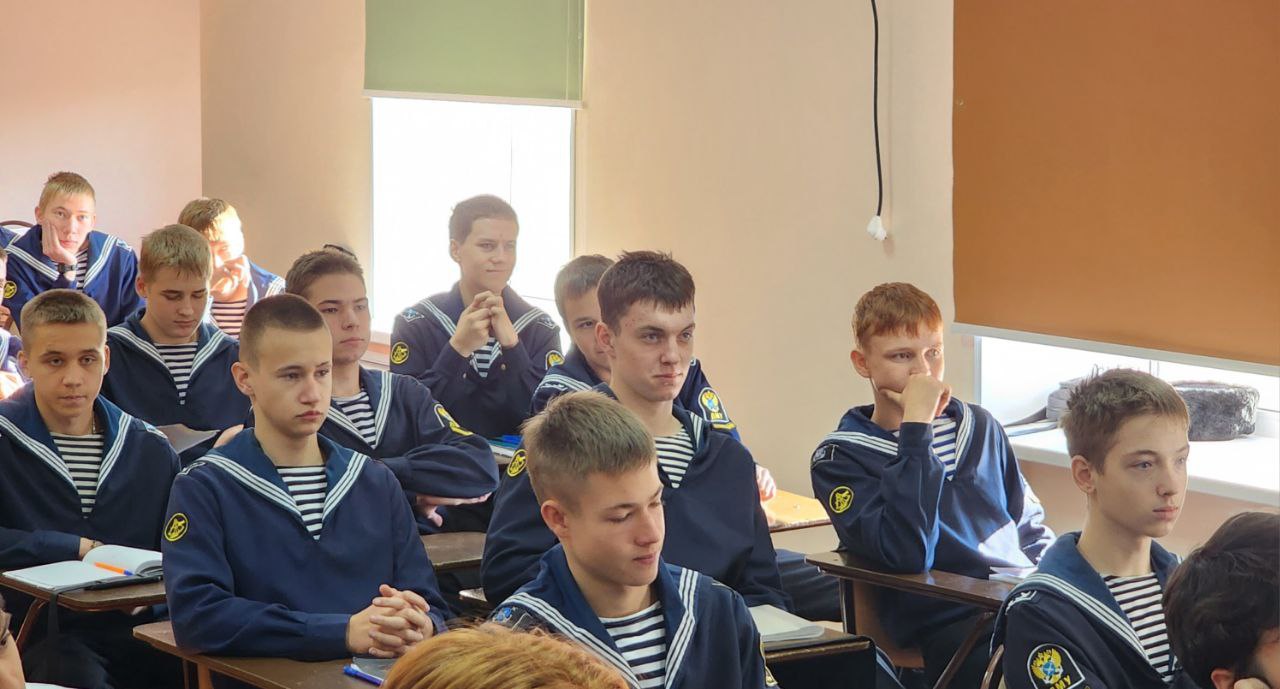 В рамках операции «Чистое поколение» транспортные полицейские и общественники Находки встретились с курсантами Дальневосточного мореходного училища