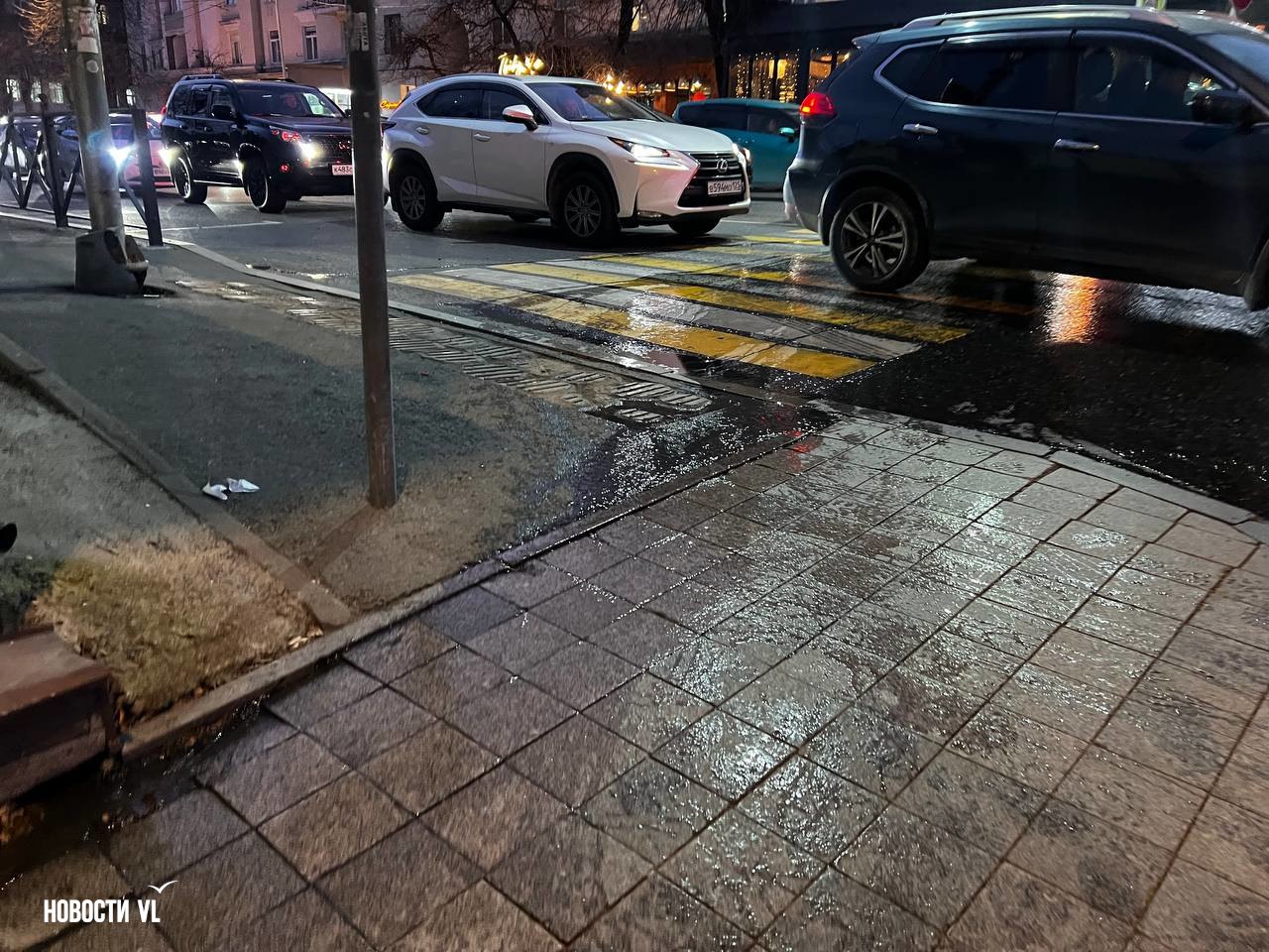 На перекрёстке Посьетской и 1-й Морской во Владивостоке снова потоп На перекрёстке Посьетской и 1-й Морской во Владивостоке снова потоп