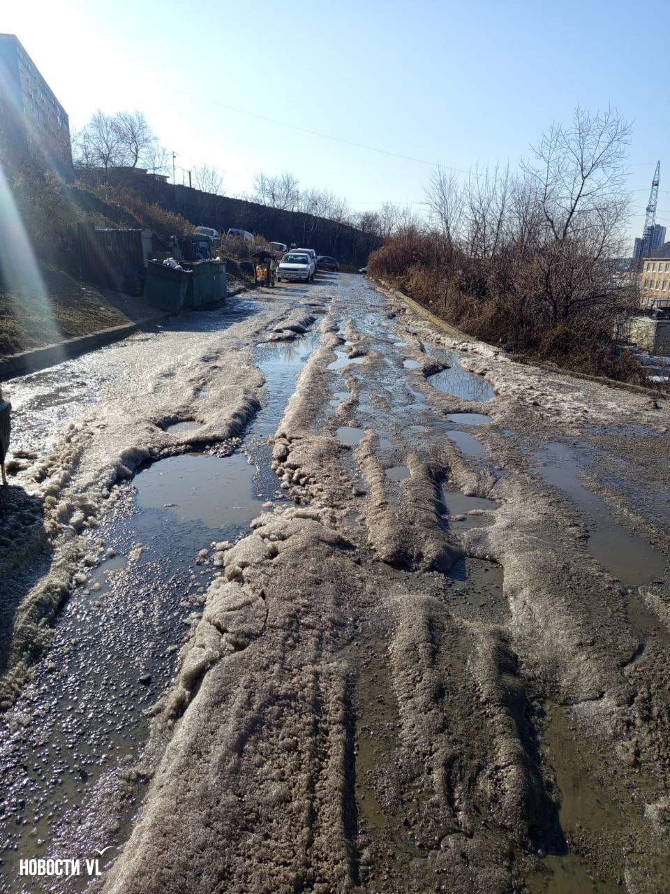 На Луговой, 66 во Владивостоке уже около двух месяцев с косогора течёт вода На Луговой, 66 во Владивостоке уже около двух месяцев с косогора течёт вода