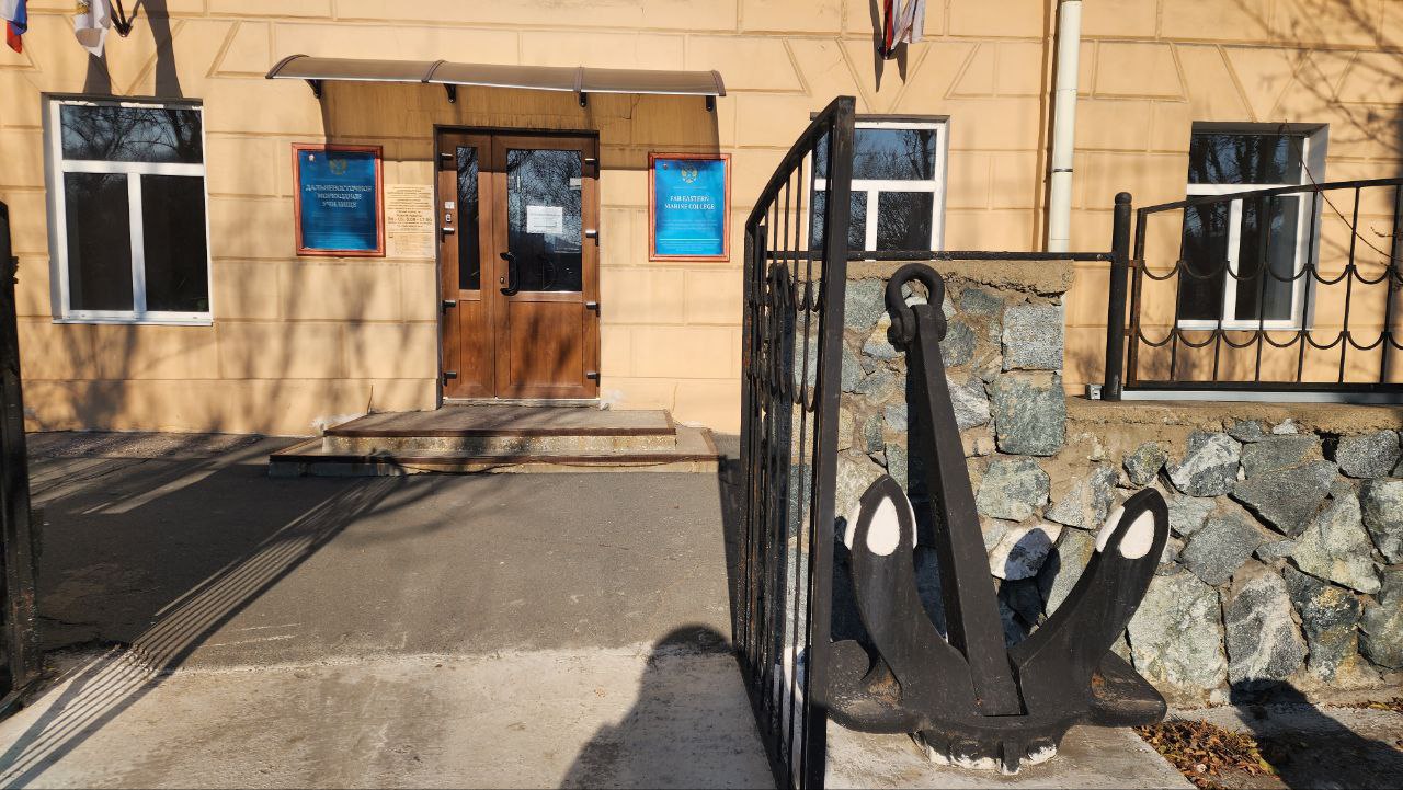 В рамках операции «Чистое поколение» транспортные полицейские и общественники Находки встретились с курсантами Дальневосточного мореходного училища В рамках операции «Чистое поколение» транспортные полицейские и общественники Находки встретились с курсантами Дальневосточного мореходного училища