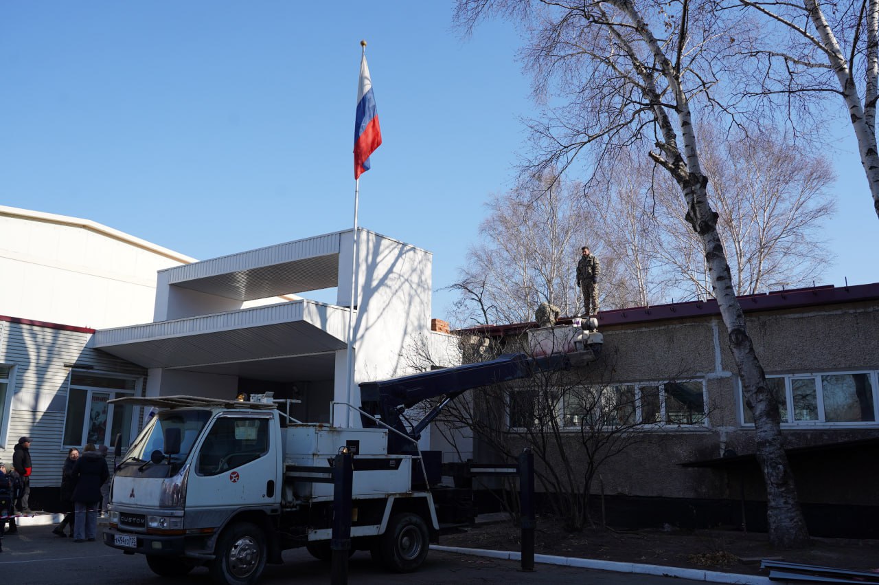 Евгений Корж: В школе № 16 по улице Амурской ведется ремонт кровли Евгений Корж: В школе № 16 по улице Амурской ведется ремонт кровли