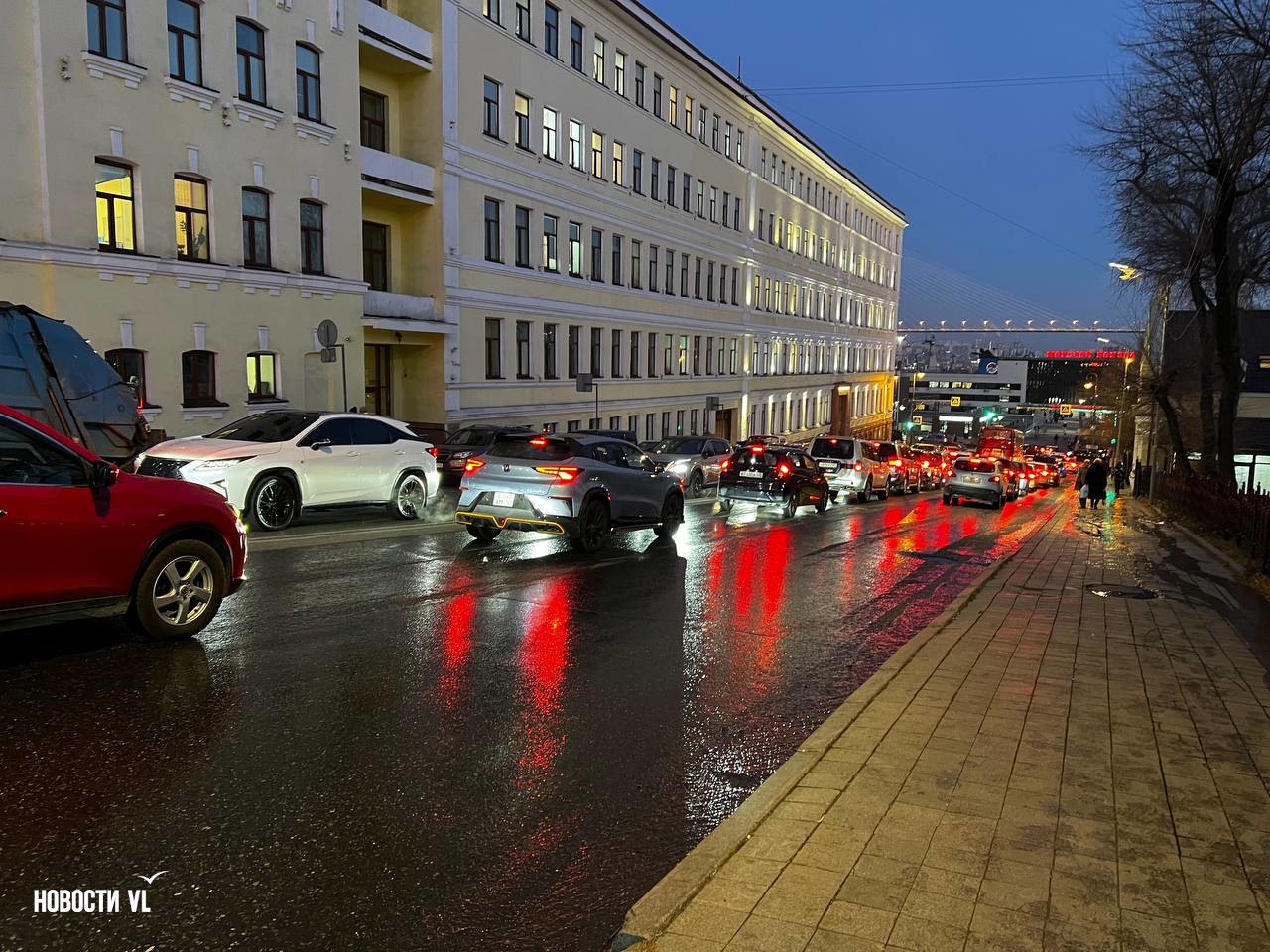 На перекрёстке Посьетской и 1-й Морской во Владивостоке снова потоп На перекрёстке Посьетской и 1-й Морской во Владивостоке снова потоп