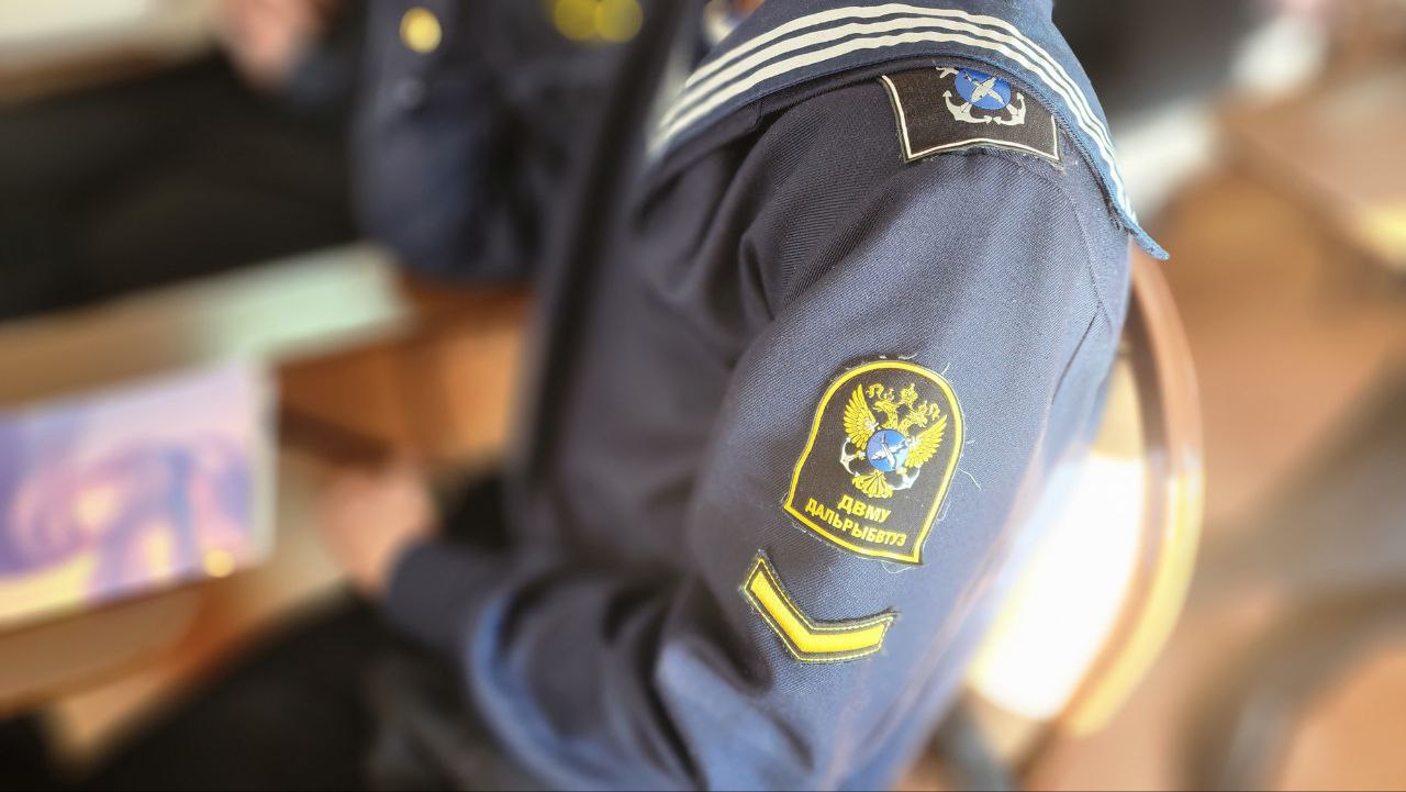 В рамках операции «Чистое поколение» транспортные полицейские и общественники Находки встретились с курсантами Дальневосточного мореходного училища В рамках операции «Чистое поколение» транспортные полицейские и общественники Находки встретились с курсантами Дальневосточного мореходного училища