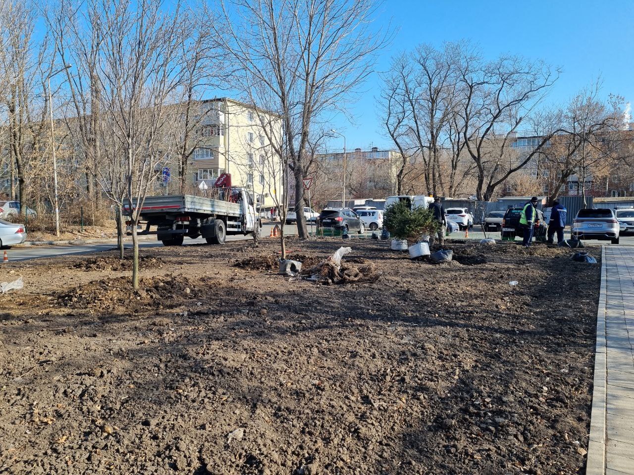 Наши рабочие завершили озеленение территории в районе дома № 8 на улице Кутузова, начатое весной текущего года Наши рабочие завершили озеленение территории в районе дома № 8 на улице Кутузова, начатое весной текущего года