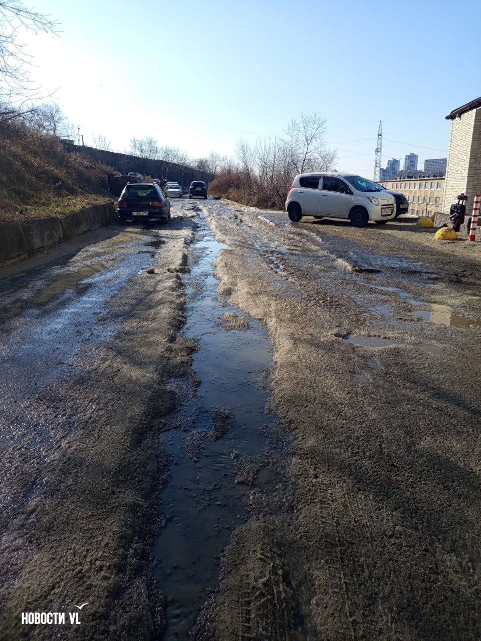 На Луговой, 66 во Владивостоке уже около двух месяцев с косогора течёт вода На Луговой, 66 во Владивостоке уже около двух месяцев с косогора течёт вода