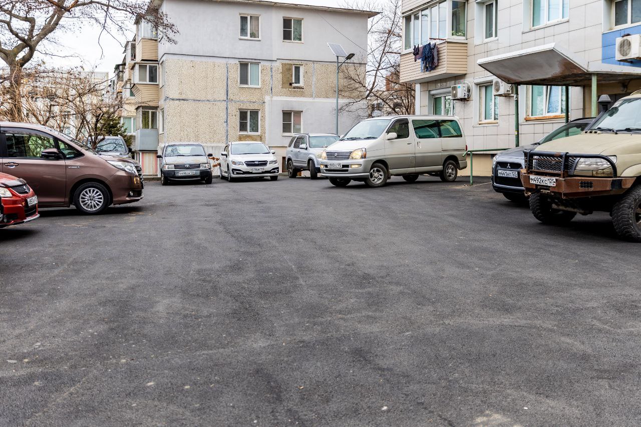 Константин Шестаков: На проспекте Острякова, 1 завершается укладка асфальта и обустройство площадки для твердых коммунальных отходов