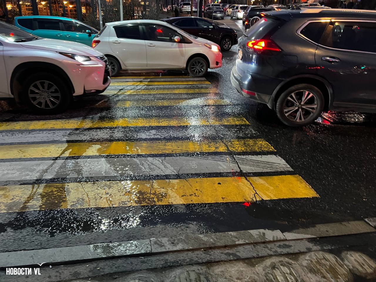 На перекрёстке Посьетской и 1-й Морской во Владивостоке снова потоп На перекрёстке Посьетской и 1-й Морской во Владивостоке снова потоп