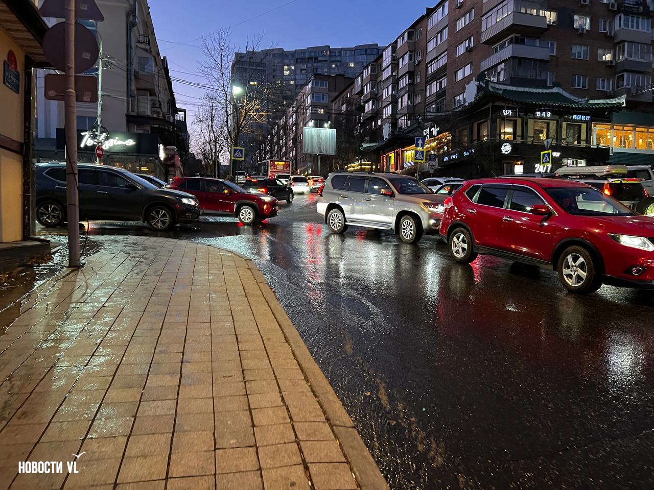 На перекрёстке Посьетской и 1-й Морской во Владивостоке снова потоп На перекрёстке Посьетской и 1-й Морской во Владивостоке снова потоп