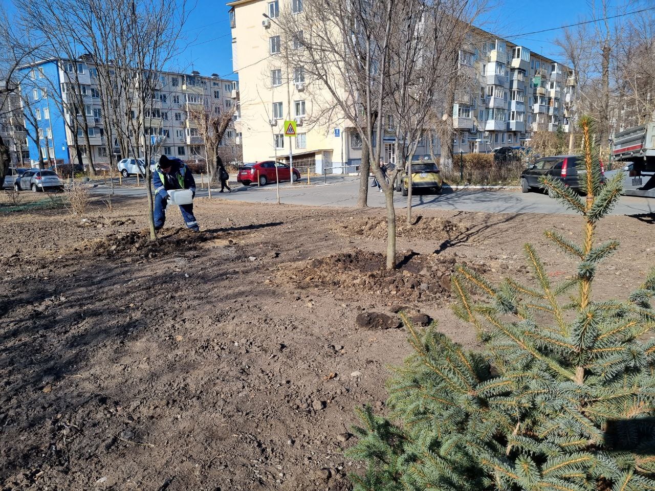 Наши рабочие завершили озеленение территории в районе дома № 8 на улице Кутузова, начатое весной текущего года Наши рабочие завершили озеленение территории в районе дома № 8 на улице Кутузова, начатое весной текущего года