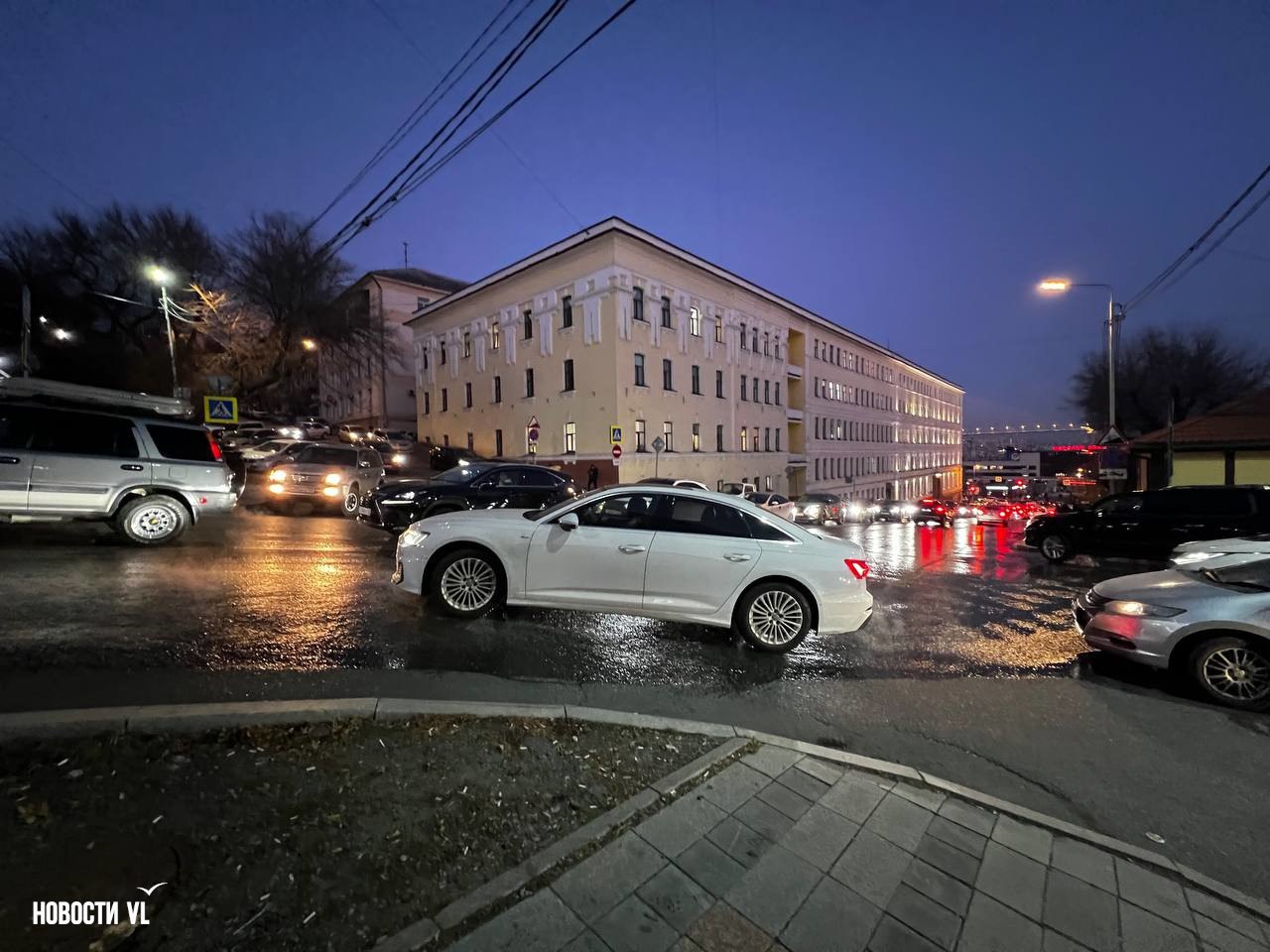 На перекрёстке Посьетской и 1-й Морской во Владивостоке снова потоп На перекрёстке Посьетской и 1-й Морской во Владивостоке снова потоп
