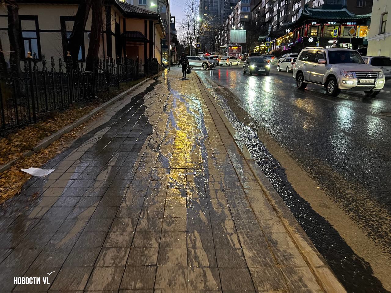 На перекрёстке Посьетской и 1-й Морской во Владивостоке снова потоп На перекрёстке Посьетской и 1-й Морской во Владивостоке снова потоп