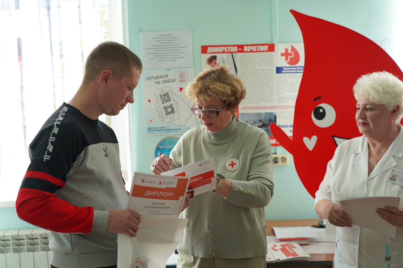Донорам Уссурийска вручили памятные знаки «За регулярное донорство» Донорам Уссурийска вручили памятные знаки «За регулярное донорство»