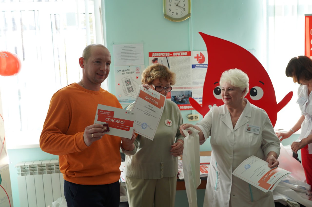 Донорам Уссурийска вручили памятные знаки «За регулярное донорство» Донорам Уссурийска вручили памятные знаки «За регулярное донорство»