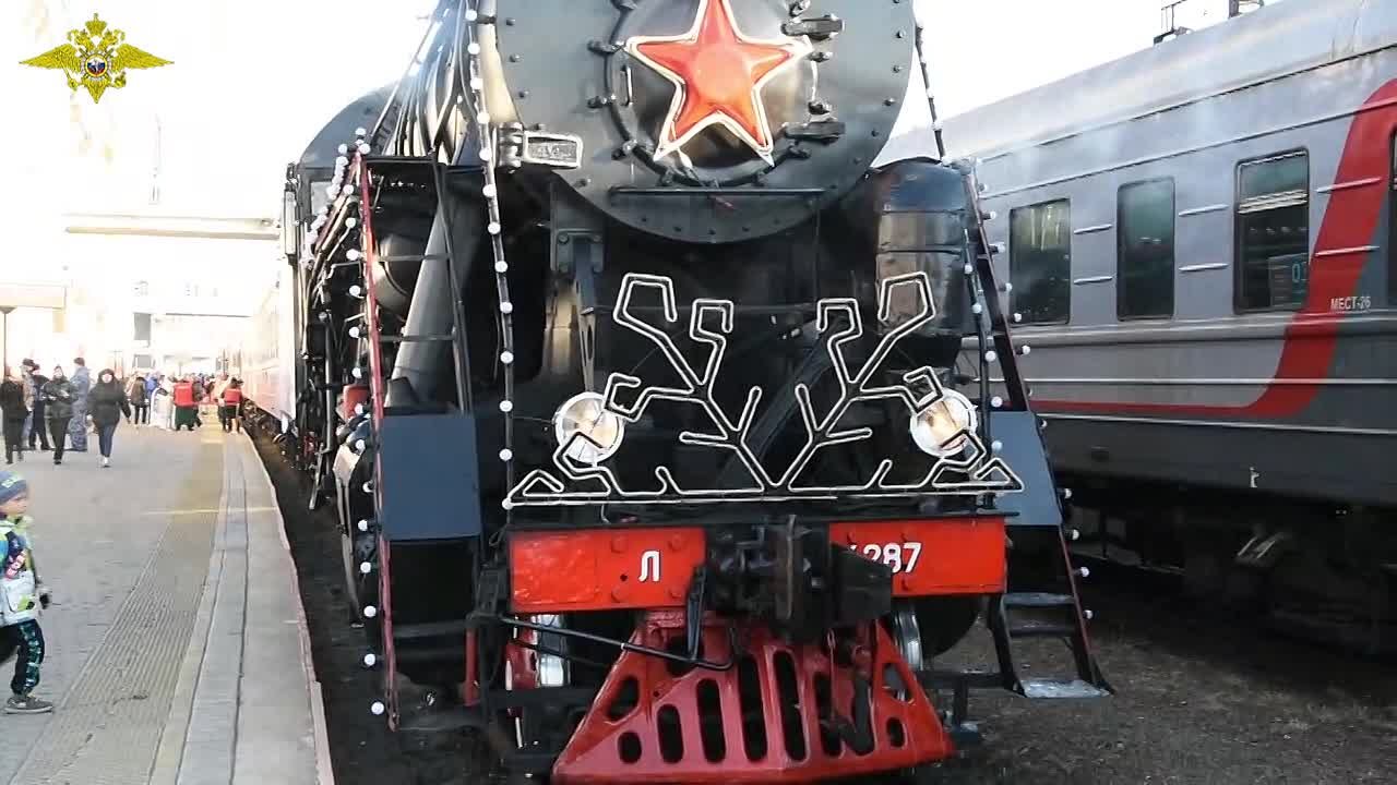 Ирина Волк: В День рождения Деда Мороза главный зимний поезд страны начал своё новогоднее путешествие с Дальнего Востока России, прибыв на железнодорожную станцию города Владивостока