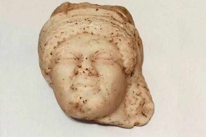 В Тунисе, в Карфагенском некрополе Тофет, была найдена уникальная археологическая находка — мраморная маска женщины с финикийской причёской