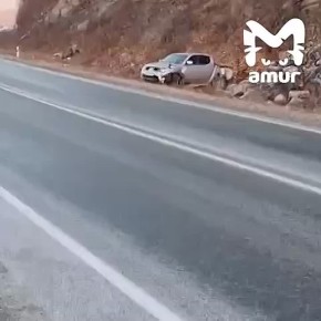 Четыре авто улетели с трассы на десятки метров из-за гололёда в Приморье