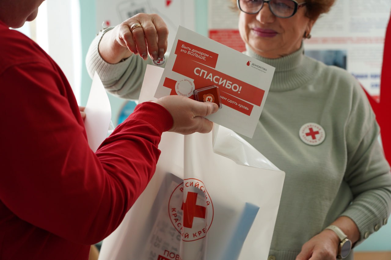 Донорам Уссурийска вручили памятные знаки «За регулярное донорство» Донорам Уссурийска вручили памятные знаки «За регулярное донорство»
