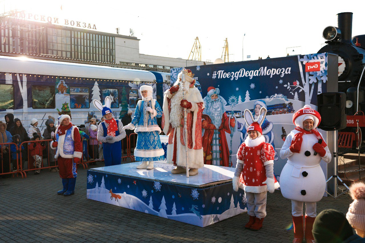 Поезд Деда Мороза встретили во Владивостоке Поезд Деда Мороза встретили во Владивостоке