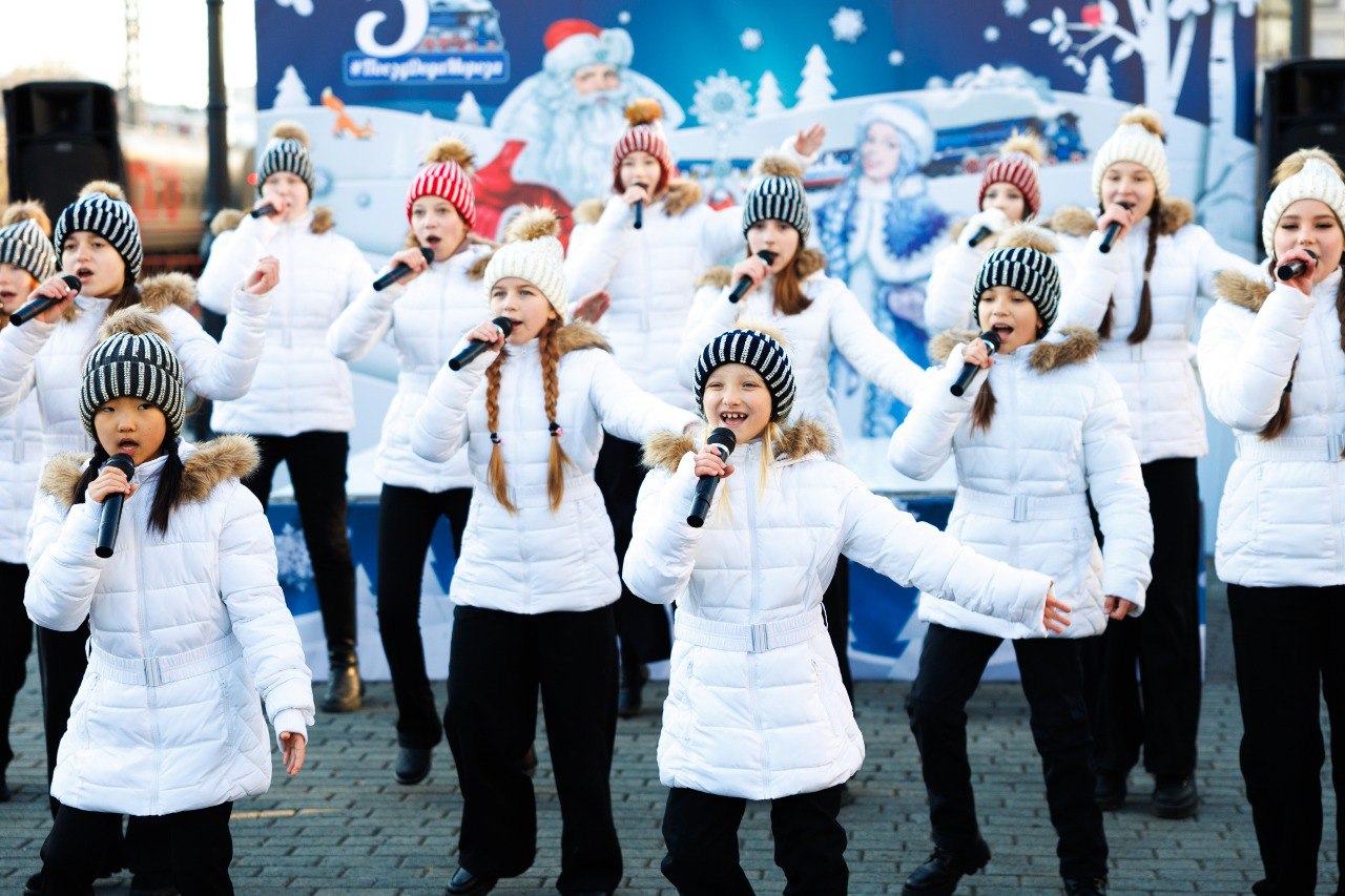 Поезд Деда Мороза встретили во Владивостоке Поезд Деда Мороза встретили во Владивостоке