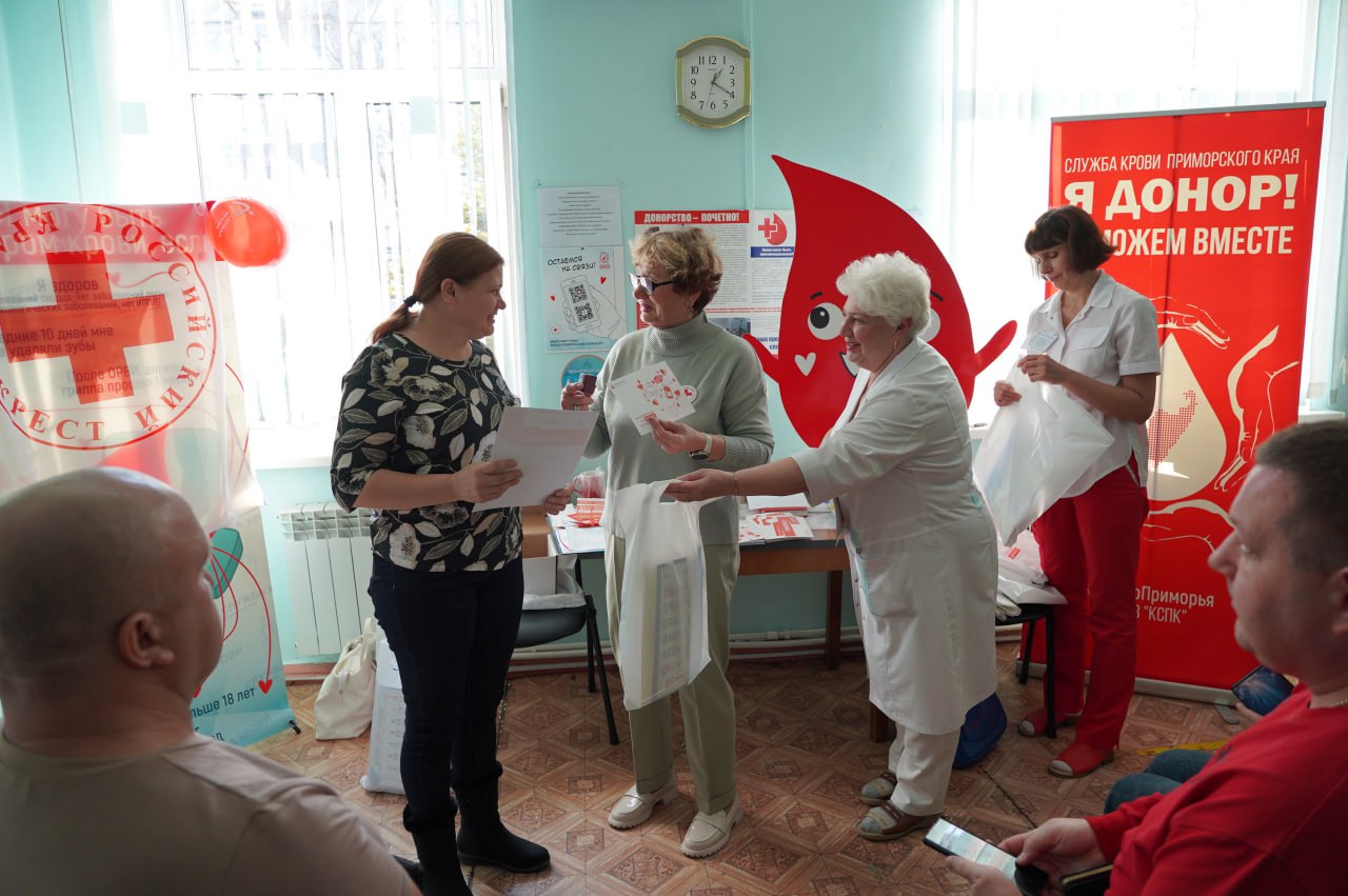 Донорам Уссурийска вручили памятные знаки «За регулярное донорство» Донорам Уссурийска вручили памятные знаки «За регулярное донорство»