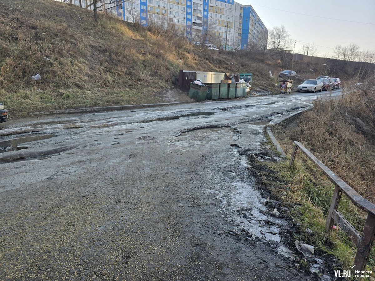 Примводоканал ищет причину течи на Луговой, которая появилась два месяца назад и размыла дорогу, а по ночам превращает её в лёд Примводоканал ищет причину течи на Луговой, которая появилась два месяца назад и размыла дорогу, а по ночам превращает её в лёд