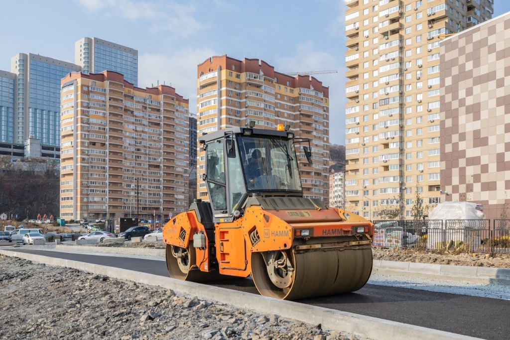 Дорожные службы Владивостока закончили укладку асфальтового покрытия на строящейся дороге в районе Зелёного Угла