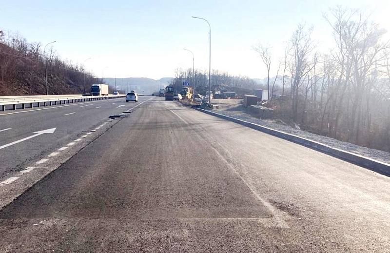 Дорожники Владивостока завершили укладку асфальта на строящейся дороги в районе Зелёного Угла, а также съезда и выезда на объездную трассу Седанка – Патрокл