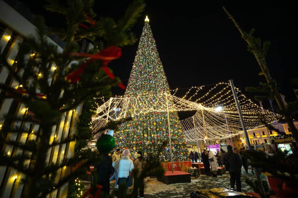 В пятницу на центральной площади Владивостока начнется монтаж главной новогодней елки