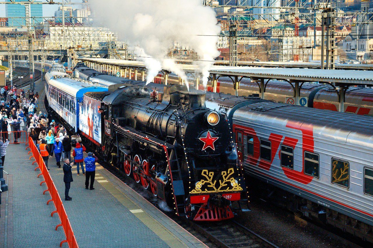 Поезд Деда Мороза встретили во Владивостоке Поезд Деда Мороза встретили во Владивостоке