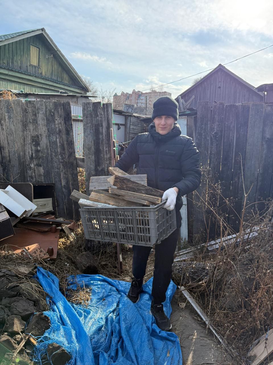 Погожий ноябрьский день волонтерский десант Дальневосточного технического колледжа наполнил добрыми делами, волонтеры помогали подшефной семье нашего Героя в доставке в дом угля и дров