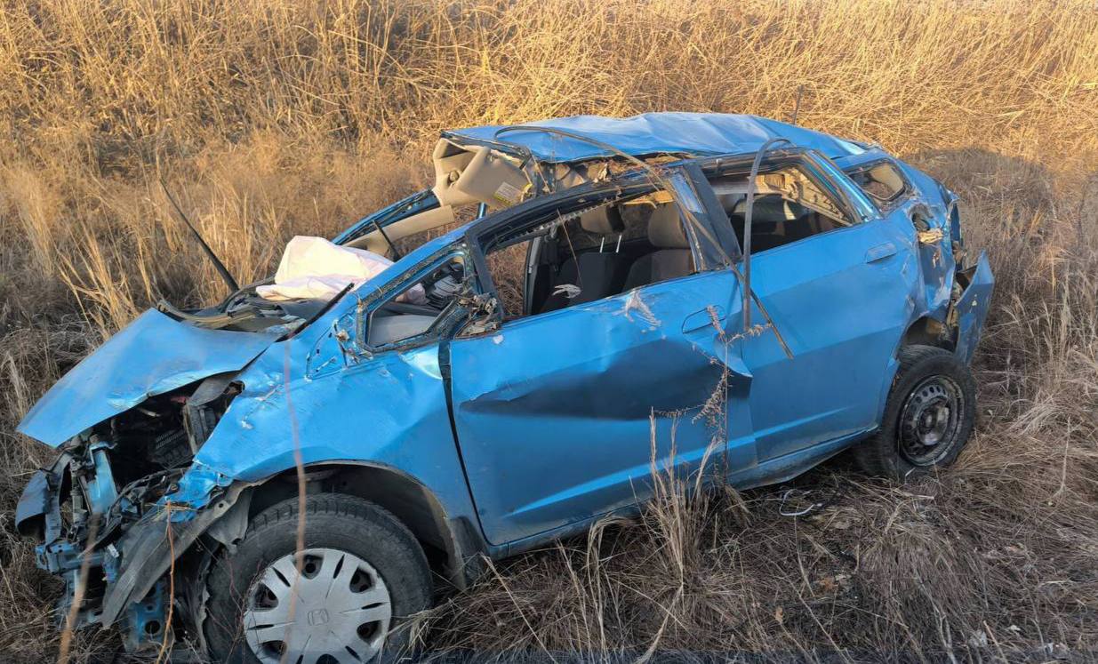 В одной из четырёх машин, съехавших с трассы у Большого Камня, пострадала семья