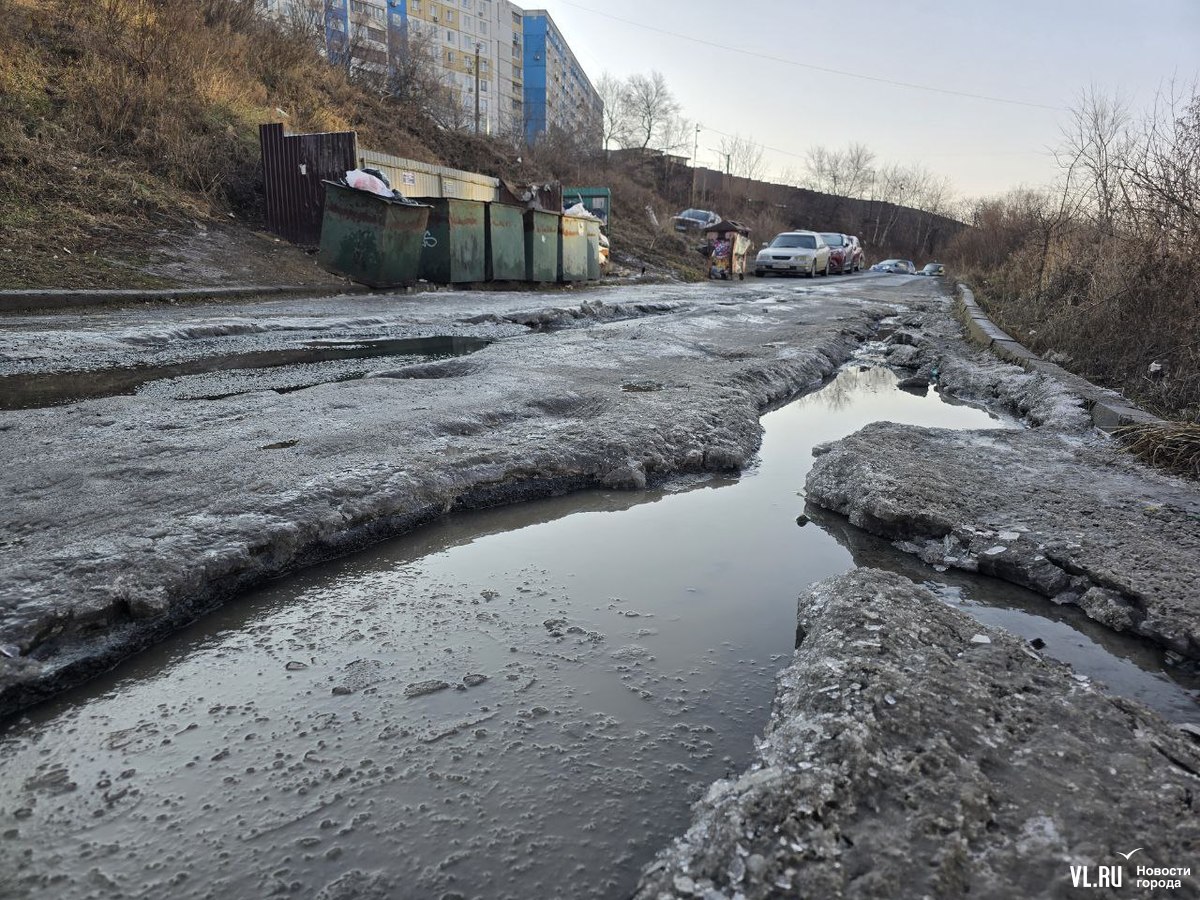 Примводоканал ищет причину течи на Луговой, которая появилась два месяца назад и размыла дорогу, а по ночам превращает её в лёд Примводоканал ищет причину течи на Луговой, которая появилась два месяца назад и размыла дорогу, а по ночам превращает её в лёд