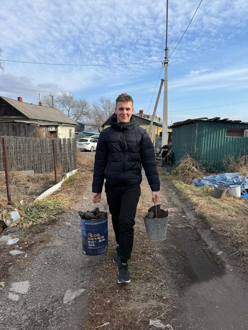 Погожий ноябрьский день волонтерский десант Дальневосточного технического колледжа наполнил добрыми делами, волонтеры помогали подшефной семье нашего Героя в доставке в дом угля и дров Погожий ноябрьский день волонтерский десант Дальневосточного технического колледжа наполнил добрыми делами, волонтеры помогали подшефной семье нашего Героя в доставке в дом угля и дров