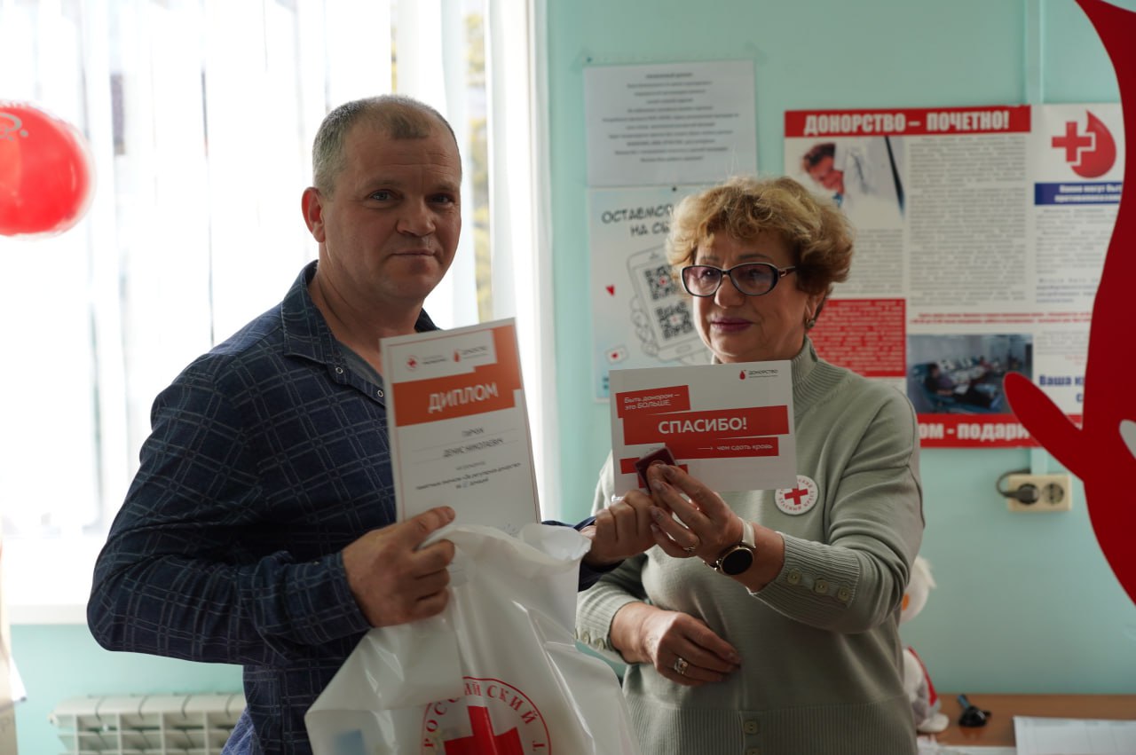 Донорам Уссурийска вручили памятные знаки «За регулярное донорство» Донорам Уссурийска вручили памятные знаки «За регулярное донорство»