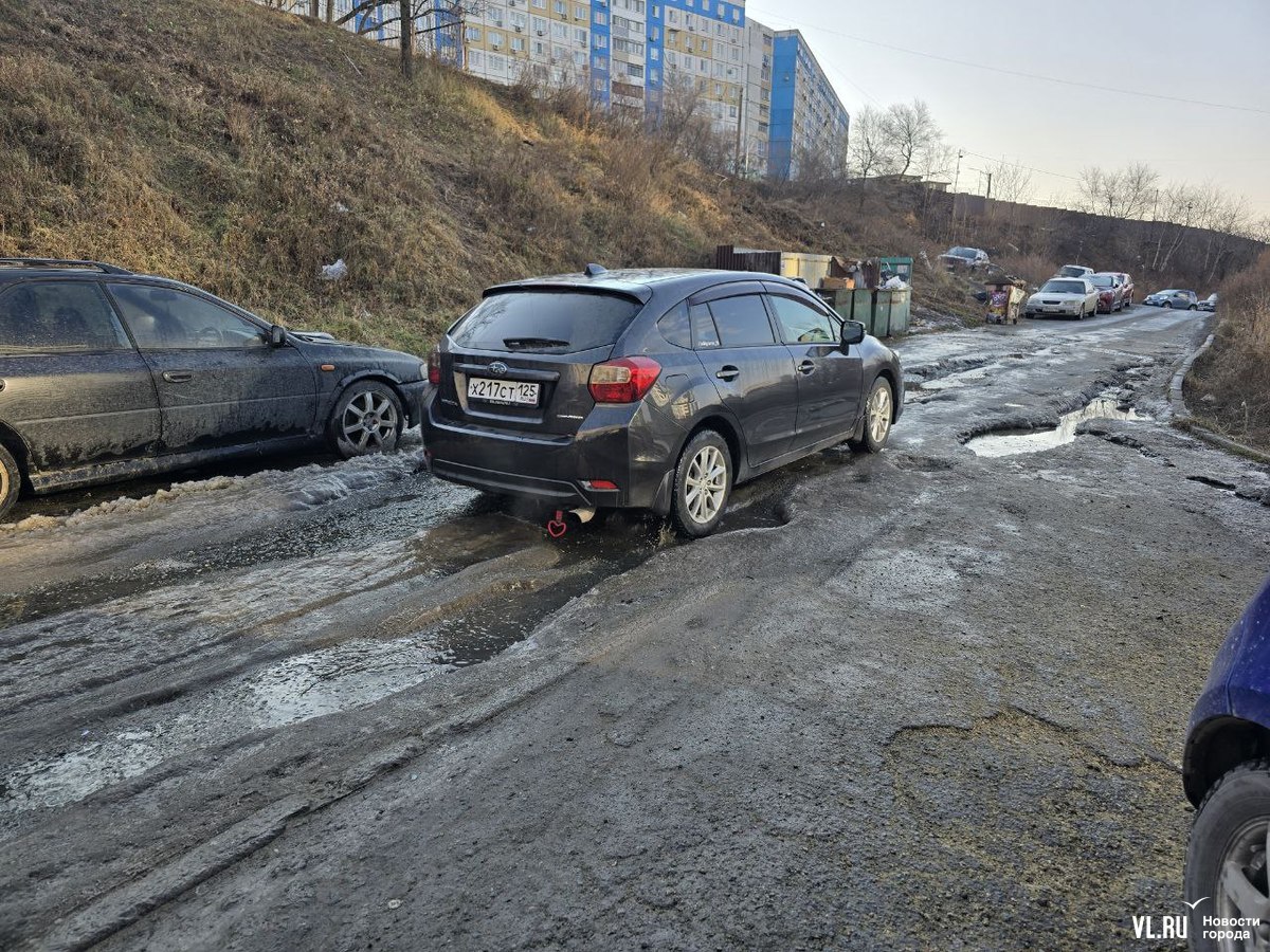 Примводоканал ищет причину течи на Луговой, которая появилась два месяца назад и размыла дорогу, а по ночам превращает её в лёд Примводоканал ищет причину течи на Луговой, которая появилась два месяца назад и размыла дорогу, а по ночам превращает её в лёд
