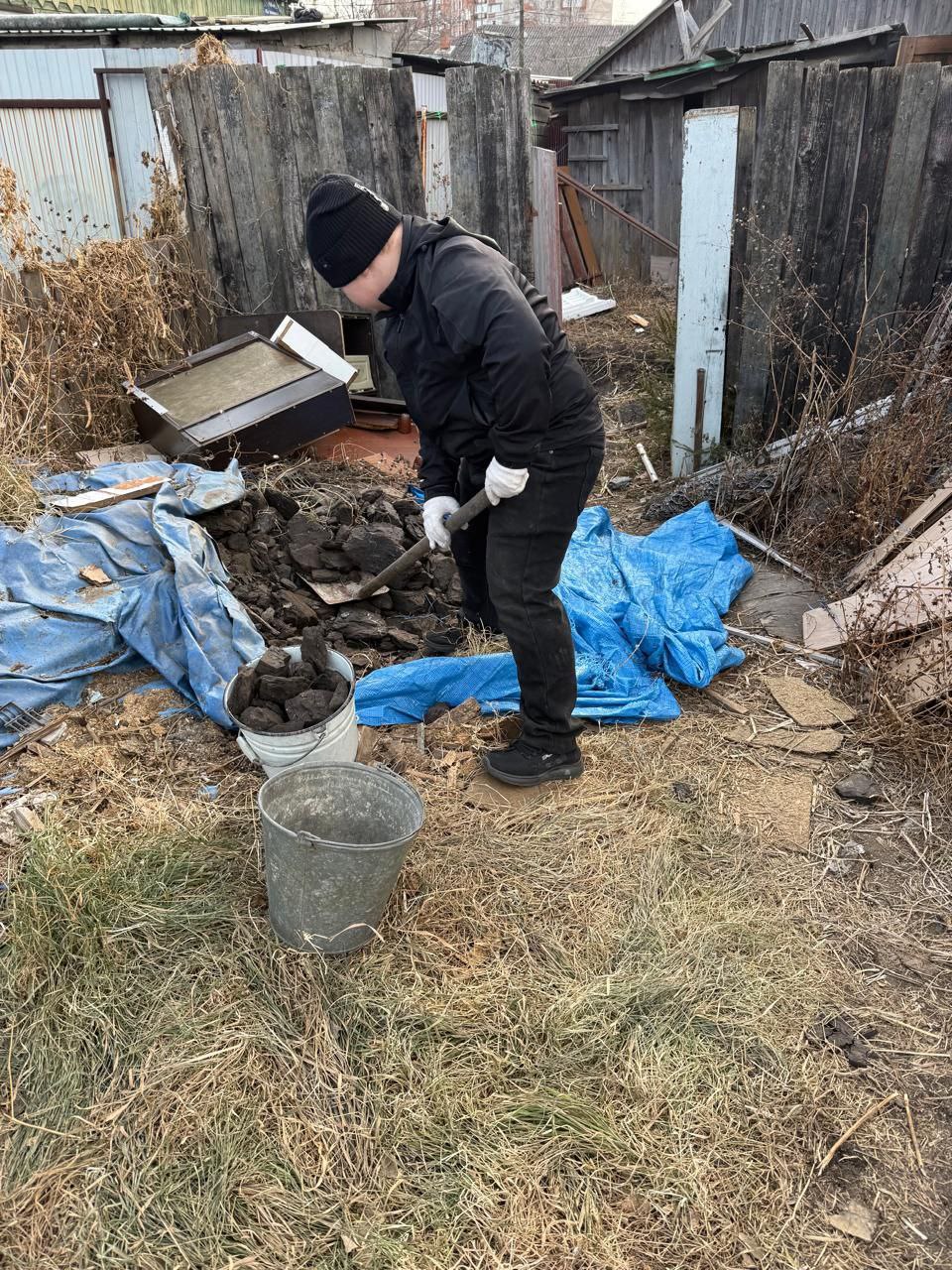 Погожий ноябрьский день волонтерский десант Дальневосточного технического колледжа наполнил добрыми делами, волонтеры помогали подшефной семье нашего Героя в доставке в дом угля и дров Погожий ноябрьский день волонтерский десант Дальневосточного технического колледжа наполнил добрыми делами, волонтеры помогали подшефной семье нашего Героя в доставке в дом угля и дров