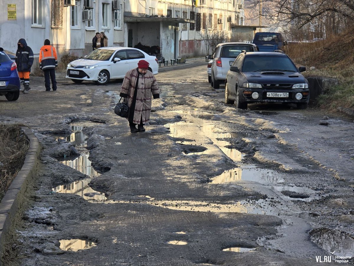 Примводоканал ищет причину течи на Луговой, которая появилась два месяца назад и размыла дорогу, а по ночам превращает её в лёд