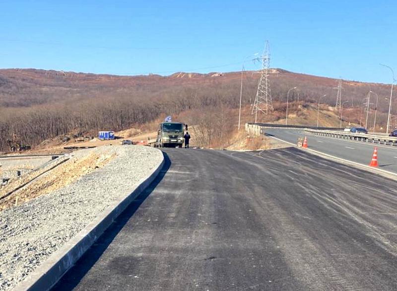 Дорожники Владивостока завершили укладку асфальта на строящейся дороги в районе Зелёного Угла, а также съезда и выезда на объездную трассу Седанка – Патрокл Дорожники Владивостока завершили укладку асфальта на строящейся дороги в районе Зелёного Угла, а также съезда и выезда на объездную трассу Седанка – Патрокл