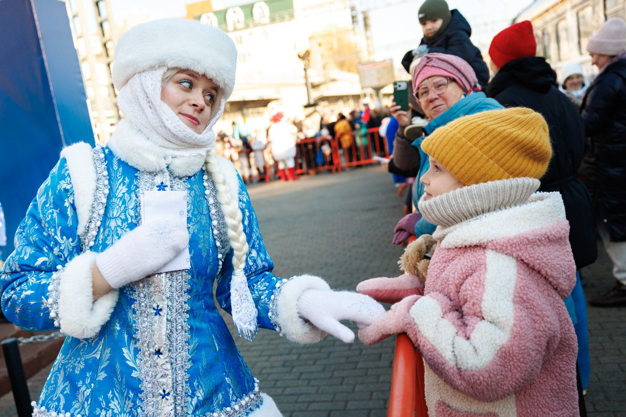 Поезд Деда Мороза встретили во Владивостоке Поезд Деда Мороза встретили во Владивостоке