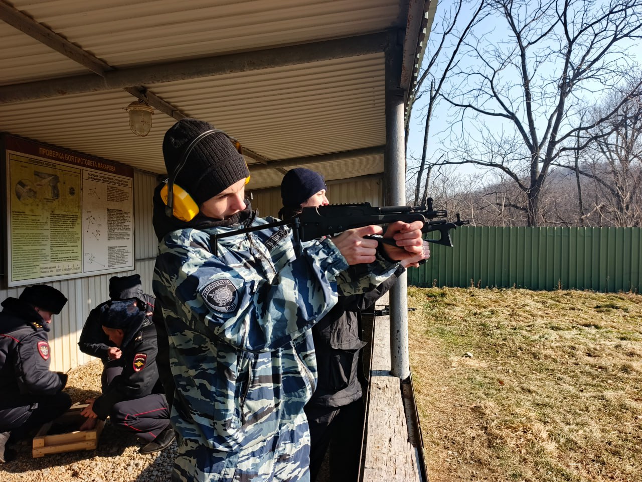 Во Владивостоке сотрудники транспортной полиции провели выездные практические занятия по стрельбе Во Владивостоке сотрудники транспортной полиции провели выездные практические занятия по стрельбе