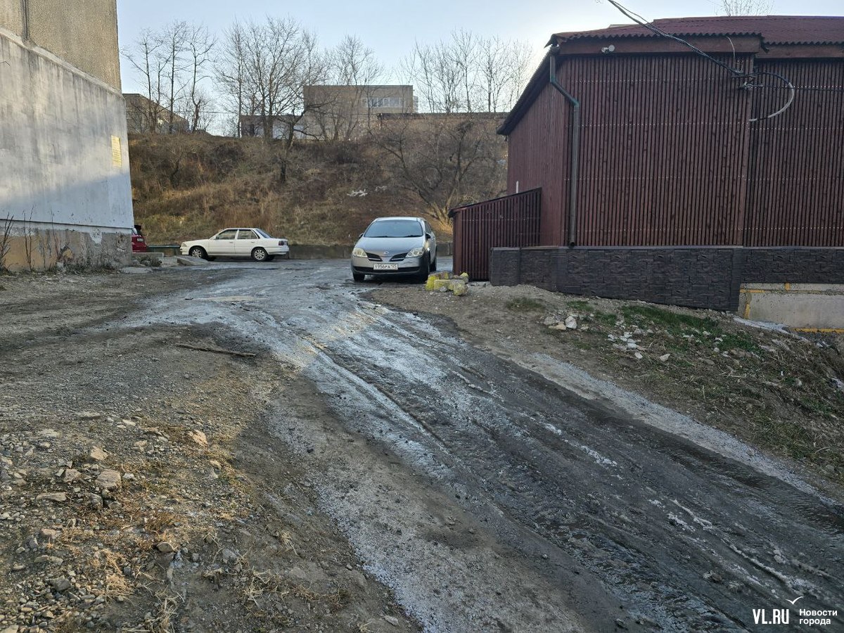 Примводоканал ищет причину течи на Луговой, которая появилась два месяца назад и размыла дорогу, а по ночам превращает её в лёд Примводоканал ищет причину течи на Луговой, которая появилась два месяца назад и размыла дорогу, а по ночам превращает её в лёд