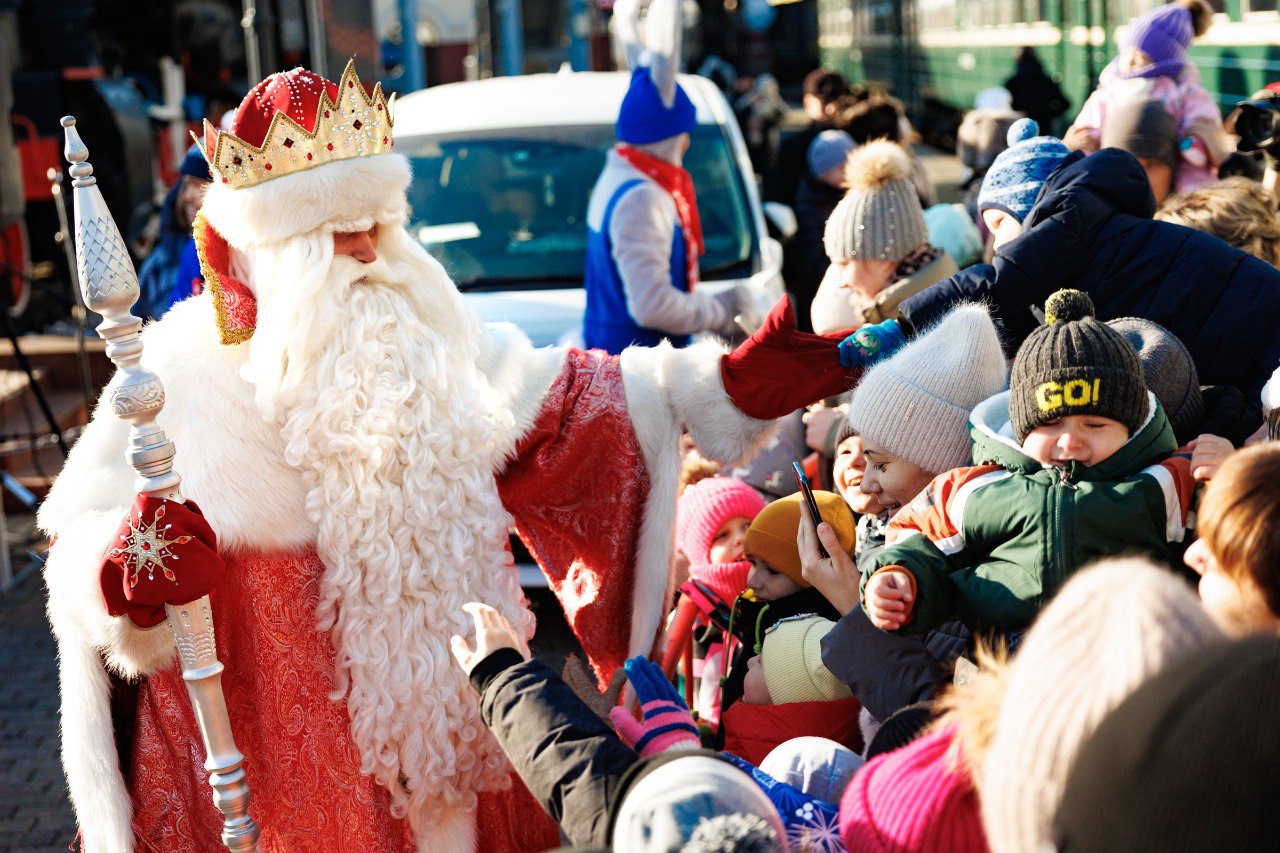 Поезд Деда Мороза встретили во Владивостоке Поезд Деда Мороза встретили во Владивостоке