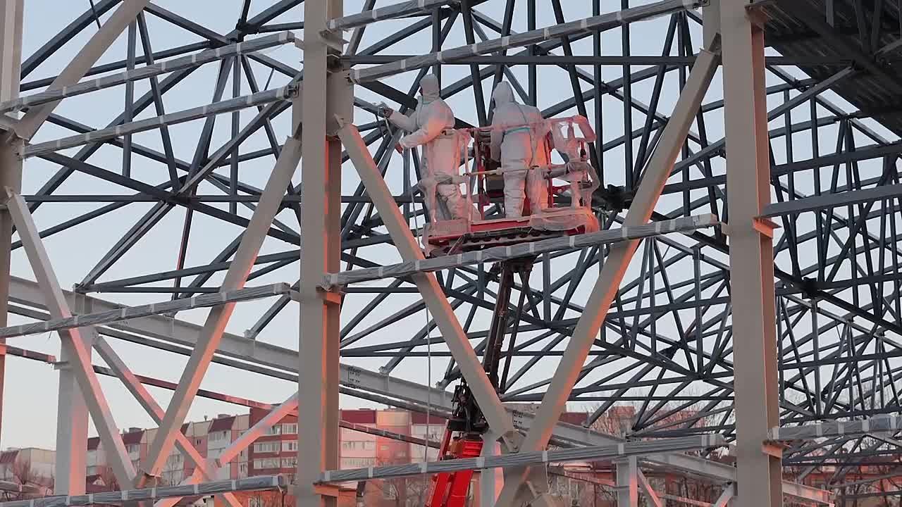 Заместитель главы администрации Владивостока Максим Акульшин проверил ход строительных работ на стадионе «Строитель», где прямо сейчас возводят физкультурно-оздоровительный комплекс (ФОК)